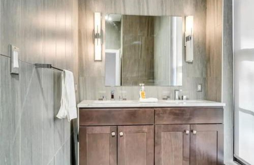 Center City East House | The Independence Suite Residence
