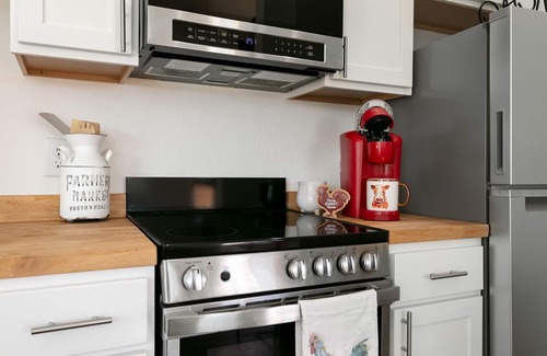 Fredericksburg Cabin | The Inn at Cherry Oak | Full Kitchen | King Bed | Hot Tub
