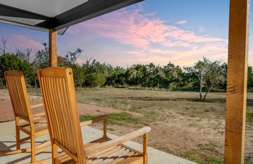 Fredericksburg Cabin | The Inn at Cherry Oak | Full Kitchen | King Bed | Hot Tub