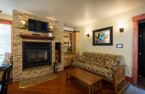 Croftville Condo | The Inn at Croftville Road Cottages #4. On the Shore of Lake Superior.