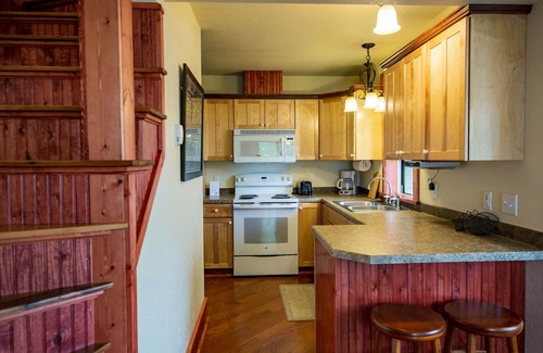 Croftville Condo | The Inn at Croftville Road Cottages #5. On the Shore of Lake Superior.