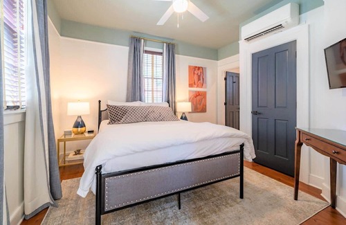 Cannonborough Elliotborough Apartment | ★ The Inns At 90 Spring - Charming 2 BR / 1 BA ★