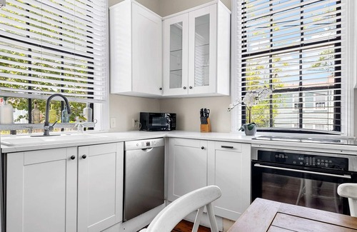 Cannonborough Elliotborough Apartment | ♞ THE INNS ♞ Beautiful 7 Bedroom w Airy Porches!