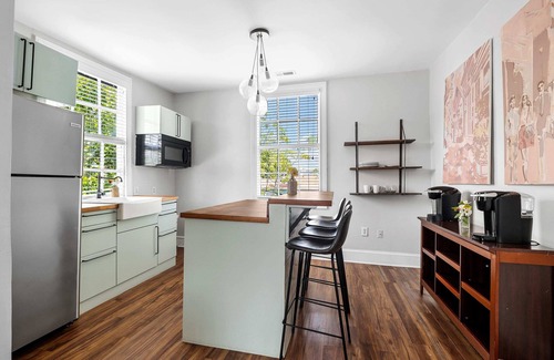 Cannonborough Elliotborough Apartment | ♞ THE INNS ♞ Beautiful 7 Bedroom w Airy Porches!