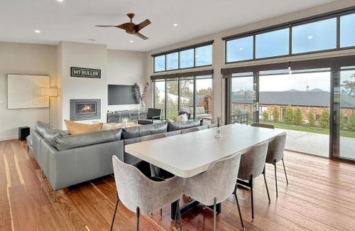 Mansfield House | The Iron Pear - Pet Friendly with Country Views