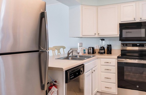 Holiday Isle Condo | The Islander 108 - Complimentary Beach Service - Heated Pool