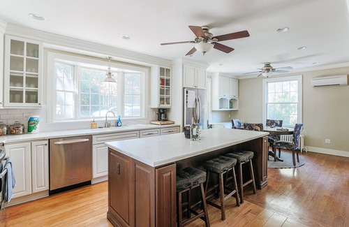 Waynesboro House | The Ivy Cottage. Downtown, Historic Charm, allows dogs!