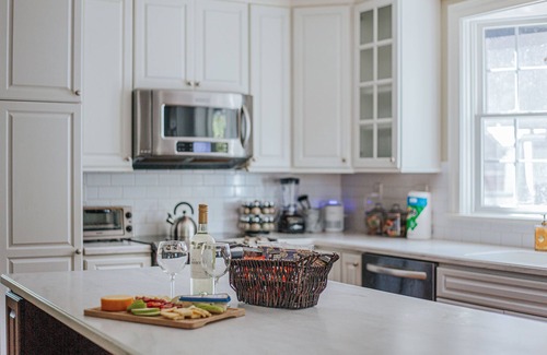 Waynesboro House | The Ivy Cottage. Downtown, Historic Charm, allows dogs!