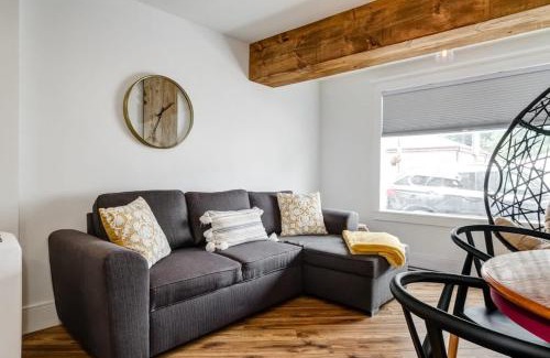 Prince Edward Apartment | The Ivy Suite at Portage House in Picton