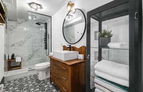 Prince Edward Apartment | The Ivy Suite at Portage House in Picton