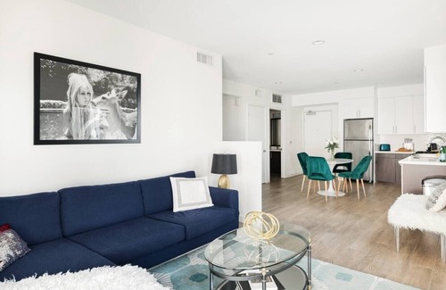 Carthay Circle Condo | The James Bond Suite