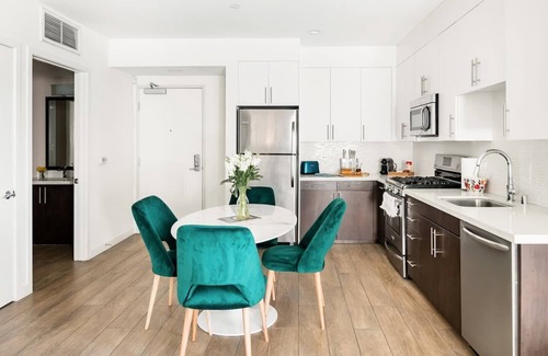 Carthay Circle Condo | The James Bond Suite