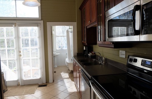 Historic Downtown Savannah House | The Janie: A Downtown Victorian with Timeless Comfort & Style. Free Parking