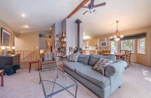 Lake Forest Cabin | The Jay Chalet, 3BD/2.5BA, Private Hot Tub, Close to Tahoe City