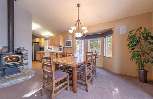 Lake Forest Cabin | The Jay Chalet, 3BD/2.5BA, Private Hot Tub, Close to Tahoe City