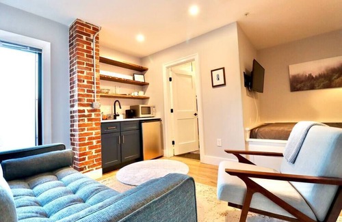 Old Town Alexandria Apartment | The Jefferson Suite at Prince Street Inn