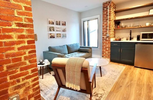 Old Town Alexandria Apartment | The Jefferson Suite at Prince Street Inn