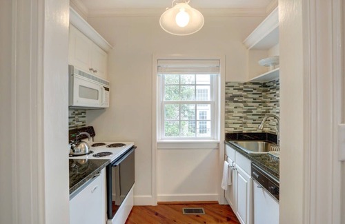 Historic Downtown Savannah Apartment | The Jesse Mount B&B Carriage House Off Jones St.