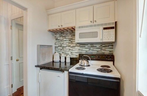 Historic Downtown Savannah Apartment | The Jesse Mount B&B Carriage House Off Jones St.