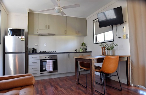 Barmera Cabin | The Jetty Hut - Water Front Stay Lake Bonney Riverland