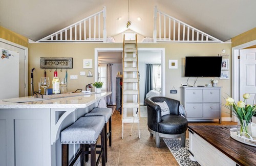 Leamington Cottage | The Julia Kennedy Beach House with Hot tub