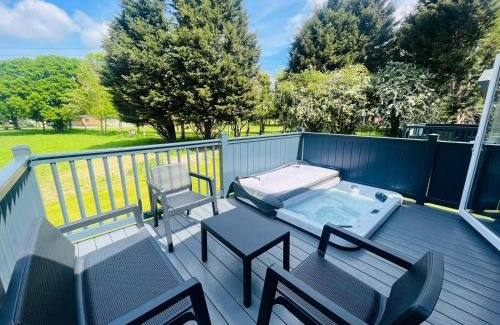 Allerthorpe House | The Kestrel Lodge with Hot tub