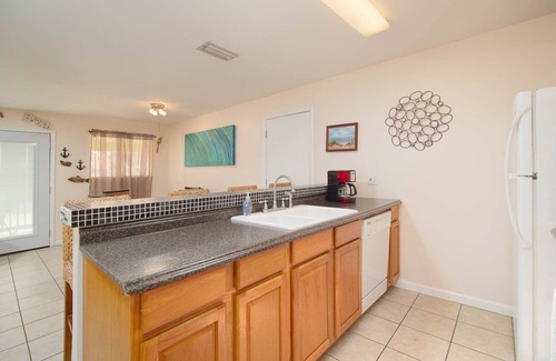 South Padre Island Cottage | The Kingfish Cottage - 4BR/4BA - Affordable, rustic beach cottage