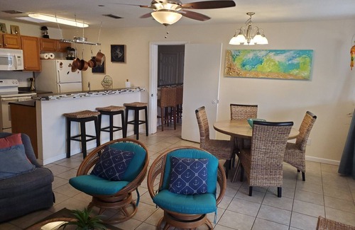 South Padre Island Cottage | The Kingfish Cottage - 4BR/4BA - Affordable, rustic beach cottage