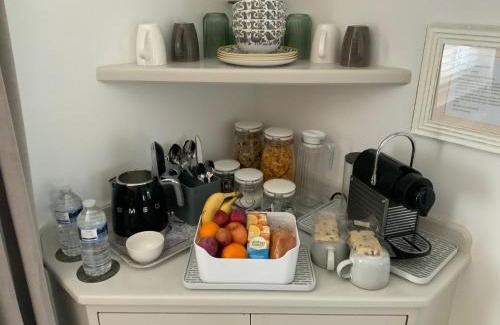 New Forest District Bed & Breakfast | THE KNIGHTWOOD OAK a Luxury King Size En-Suite Space - LYMINGTON NEW FOREST with Totally Private Entrance - Key Box entry - Free Parking & Private Outdoor Seating Area - Town ,Shops , Pubs & Solent Way Walking Distance & Complimentary Breakfast Items
