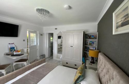 New Forest District Bed & Breakfast | THE KNIGHTWOOD OAK a Luxury King Size En-Suite Space - LYMINGTON NEW FOREST with Totally Private Entrance - Key Box entry - Free Parking & Private Outdoor Seating Area - Town ,Shops , Pubs & Solent Way Walking Distance & Complimentary Breakfast Items