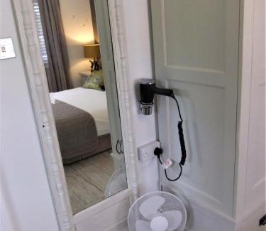 New Forest District Bed & Breakfast | THE KNIGHTWOOD OAK a Luxury King Size En-Suite Space - LYMINGTON NEW FOREST with Totally Private Entrance - Key Box entry - Free Parking & Private Outdoor Seating Area - Town ,Shops , Pubs & Solent Way Walking Distance & Complimentary Breakfast Items