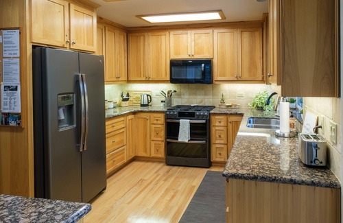 Arnold Cabin | The Knotty Pine, Hot Tub, EV Charger, Rec Room, Pets ok