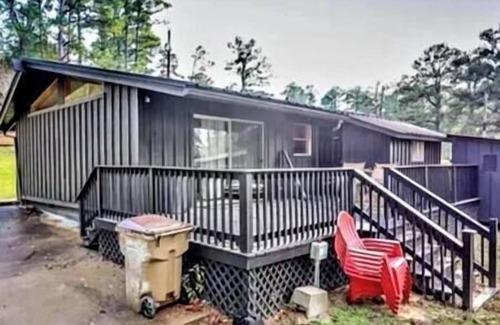 Jefferson House | The Knotty Pine on Lake O the Pines Waterfront