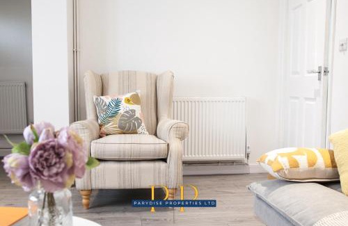 Newcastle-Under-Lyme Apartment | The Knutton House - Spacious & Elegant 3BR By Parydise Properties - Leisure & Business Stays - Sleeps 7