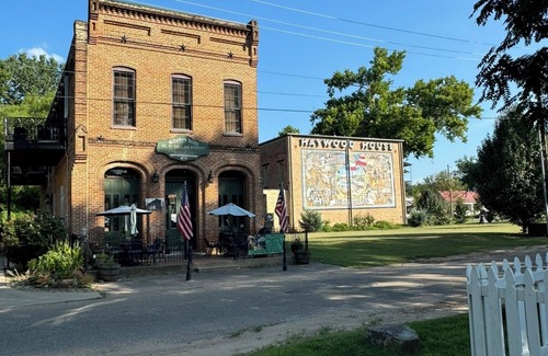 Jefferson House | "The Koop" A jewel in JeffersonnSide An