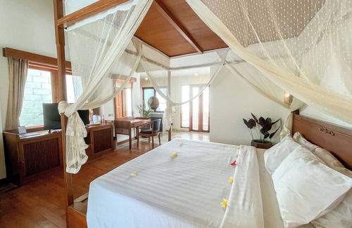 Legian City-Centre Hotel | The Lagoon Bali Pool Hotel and Suites