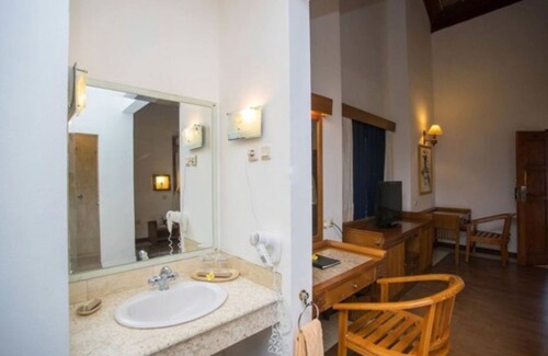 Legian City-Centre Hotel | The Lagoon Bali Pool Hotel and Suites