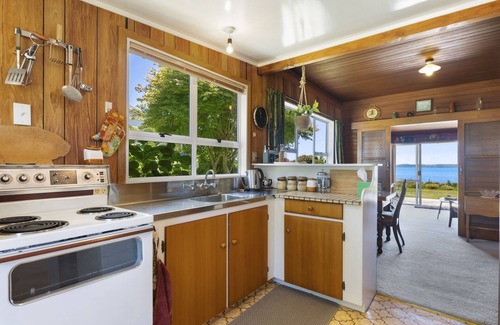 Ngongotaha House | The Lake Bach - Ngongotaha Lakefront Holiday Home