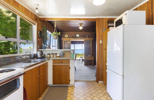 Ngongotaha House | The Lake Bach - Ngongotaha Lakefront Holiday Home