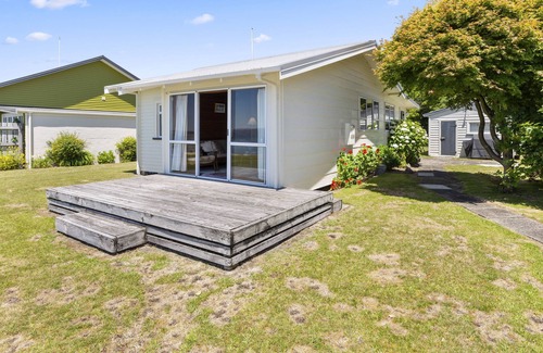 Ngongotaha House | The Lake Bach - Ngongotaha Lakefront Holiday Home