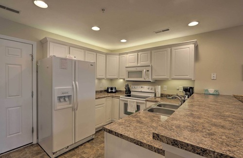 Camdenton Condo | 'The Lake Escape’ w/Balcony & Pool Access!
