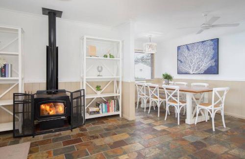 Tuggerawong House | The Lake Haus - Spacious Waterfront Escape with Pool
