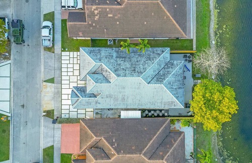 Tamiami House | The Lake House 305/BBQ. Ping Pong Table