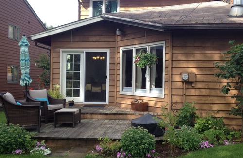 Northeast Anchorage House | The Lake House, Beautiful Midtown Home, close to Airport, Downtown & U/Med