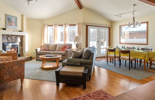 Northeast Anchorage House | The Lake House, Beautiful Midtown Home, close to Airport, Downtown & U/Med