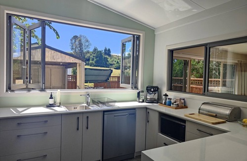 Okere Falls Cottage | The Lake House. Cosy getaway near Rotorua & jetty