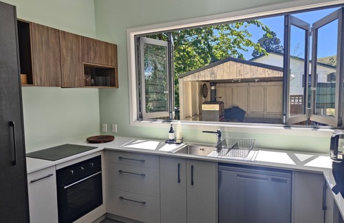 Okere Falls Cottage | The Lake House. Cosy getaway near Rotorua & jetty