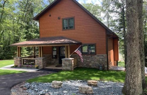 Hazelhurst House | The Lake House - New Home on Lower Kaubinshine Lk