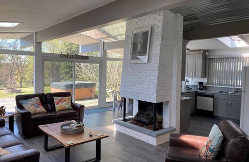 Stevensville House | The Lake House ~On~ Sunset Path w/private beach access, pool, hot tub & WIFI
