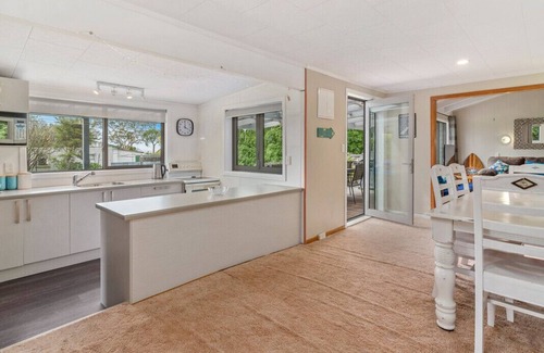 Motuoapa Cottage | The Lake House - Taupo Holiday Home